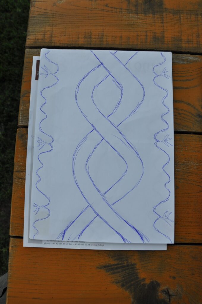 Wzór kwietnych dywanów narysowany długopisem na kartce papieru