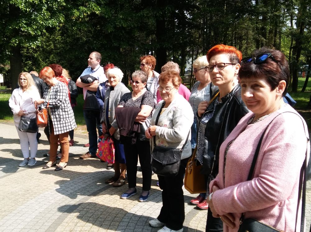 Grupa osób podczas zwiedzania w Szreniawie