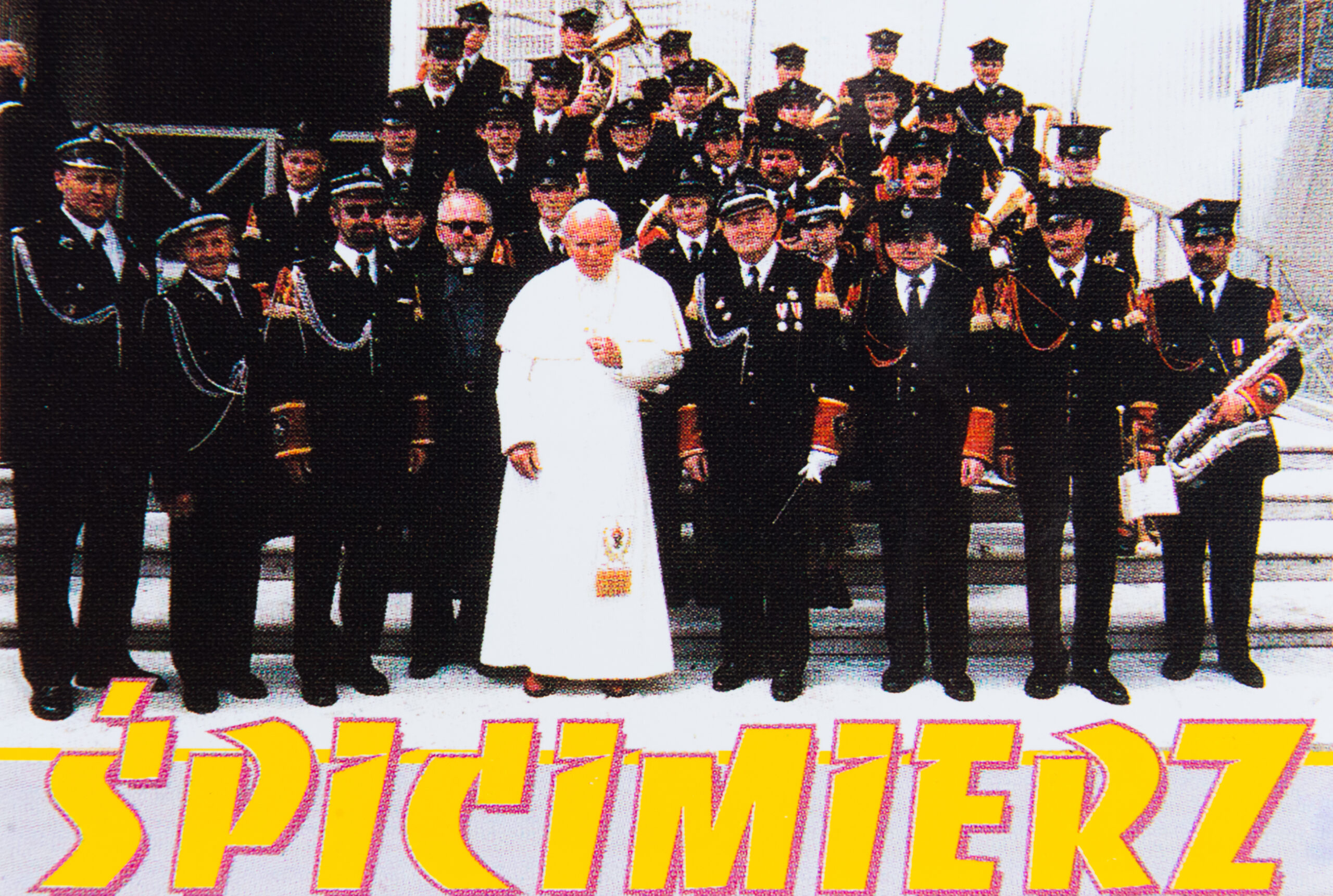 Strażacy ze Spycimierza pozują z papieżem Janem Pawłem II.